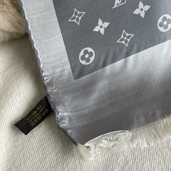 Louis Vuitton Silk Falling Monogram Stole - Picture 7 of 15